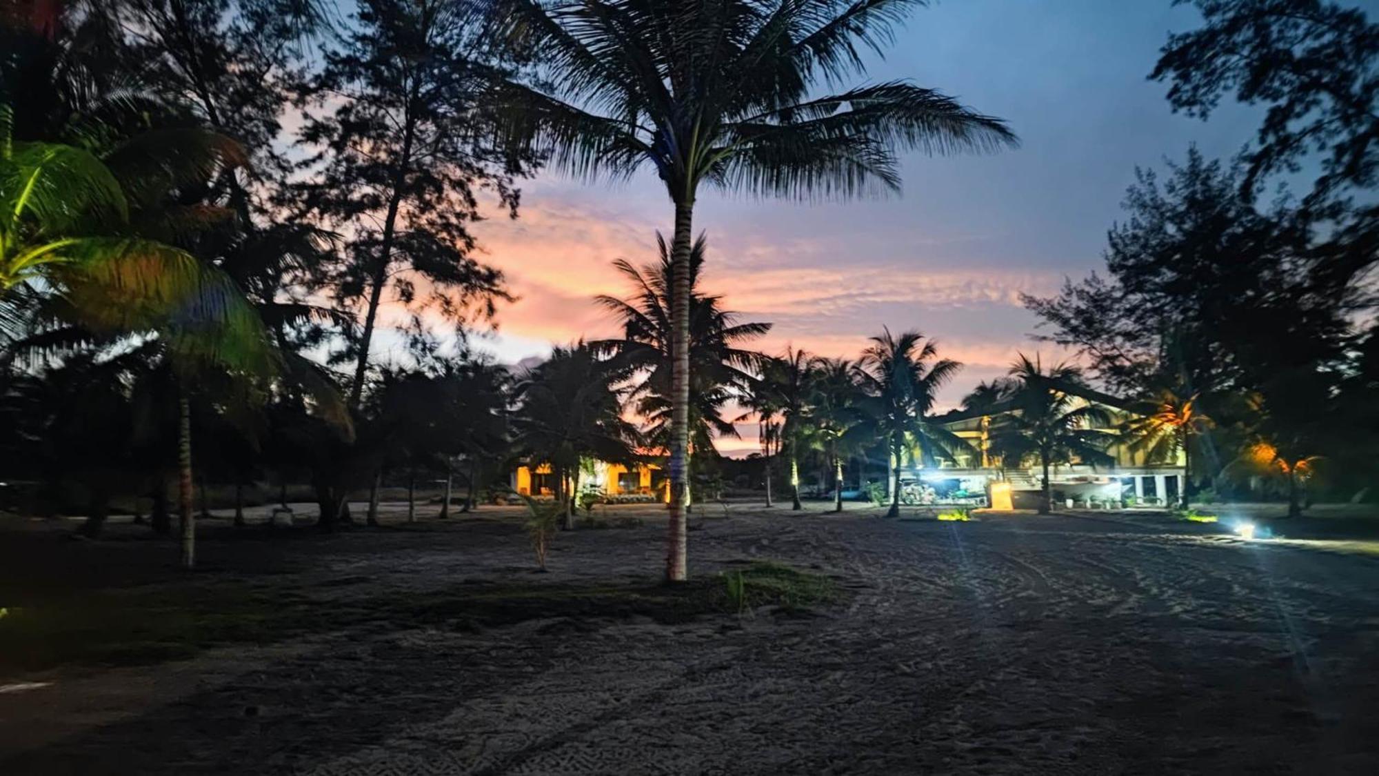 Eagle Bay Retreat Borneo Beach Villas Beach Front Kumbatang Luaran gambar